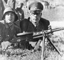 Vlaszov egyik katonájával, aki egy szovjet DP golyószórót kezel