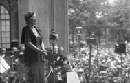 Néhány évvel a városligeti búcsúkoncert után, 1932-ben Alpár Gitta énekel egy németországi szabadtéri koncerten