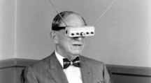 Gernsback egy másik találmányát, a „tévészemüveget” mutatja be