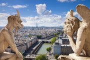 A Stryge farkasszemet néz szomszédjával Párizs felett (kép forrása: studiosparis.wordpress.com)