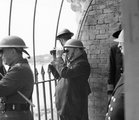 Winston Churchill a doveri vár egyik megfigyelőállásában 1940 augusztusában (kép forrása: manstonhistory.org.uk)