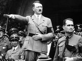 Hess Hitler mellett egy politikai rendezvényen (kép forrása: Smithsonian Magazine)