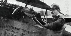 Hess egy kétfedelű vadászrepülőgép pilótájaként az első világháborúban (kép forrása: Magyar Nemzet)