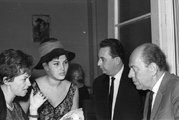 Kalapban Pécsi Ildikó színművésznő, a jobb szélen Örkény István író, 1966