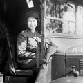 Erzsébet egy katonai jármű volánjánál (kép forrása: BBC)