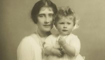 A kis hercegnő édesanyjával, Erzsébet yorki hercegnével (kép forrása: CNN)