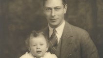 A kis Erzsébet édesapjával, György yorki herceggel (kép forrása: CNN)