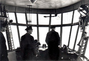 A Hindenburg irányítószobája. A képen látható többek között a hangosbemondó, teleszkóp, a kormánylapát kezelőszervei iránytűvel, valamint a motor kezelőfelülete. (kép forrása: Vintage Everyday)