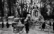 Az 1909-es jégünnepélyen a neves szobrászművész, Stróbl Alajos mintázta meg a tavon Mátyás király hatalmas méretű jégszobrát (Vasárnapi Újság, 1909)