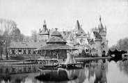 Az ős-halászat pavilonja a tavon 1896-ban, háttérben a történelmi főcsoporttal (Fortepan / Fodor István)