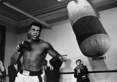 Muhammad Ali zsákon gyakorol egy sajtófotózás alkalmával (kép forrása: The Independent)