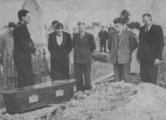 A somertoni férfi temetése (kép forrása: All That's Interesting)