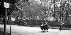 Gyerekcsoport az egyik ligeti sétányon a háborús években, 1916-ban. A kép bal oldalán, faoszlopon a használati szabályokra figyelmeztető tábla látható (Urai Dezső felvétele, részlet, Fortepan / Hentaller Eszter)