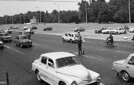 Békésebb, hétköznapi életkép 1974-ből: a megnövekedett gépkocsiforgalmat irányító közlekedési rendőr a Dózsa György úton (Fortepan / Magyar Rendőr)