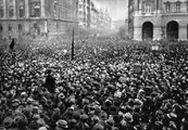 A Tanácsköztársaságot ünneplő tömeg 1919. március 23-án (kép forrása: Magyar Elektronikus Könyvtár)