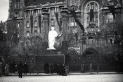 1919, Széchenyi István (Október 29.) tér, 1919 május 1-i díszlet Marx szoborral a Gresham palota előtt
