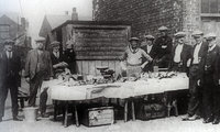 Sztrájkoló angol bányászok halat árulnak 1921-ben (kép forrása: ianatkinson.net)