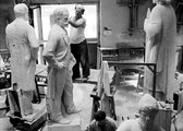 Kőfaragók munka közben 1963-ban. A ligeti kőszobrász műhelyben épp az Operaház párkányára kerülő Csajkovszkij-szobor készül (Népszabadság, 2012.02.26., közreadta: Csordás Lajos)