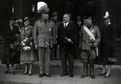 Don Piero Colonna herceg, Róma kormányzója budapesti látogatásán, mellette Szendy Károly polgármester és da Vinci olasz követ feleségeikkel (kép forrása: hungaricana.hu)