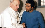 II. János Pál meglátogatja Mehmet Ali Ağcát a börtönben (kép forrása: vacatholic.org)