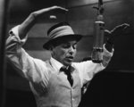 Sinatra gesztikulál egy stúdiófelvétel közben az 1950-es években (kép forrása: Time)