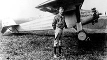Lindbergh repülőgépe, a Spirit of St. Louis mellett (kép forrása: ghostsofdc.org)