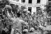 Ünneplő Viet Minh csapatok Hanoi bevételét követően 1954-ben (kép forrása: Time)