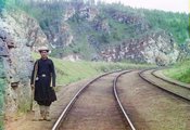 A transzszibériai vasút egyik munkása áll a sínpár mentén valahol Uszty-Katav város mellett (1911) (kép forrása: rarehistoricalphotos.com)