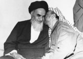 Khomeini ajatollah Jasszer Arafattal, a Palesztin Felszabadítási Szervezet vezetőjével Teheránban (kép forrása: flashbak.com)