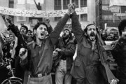 Fegyveres tömegek az utcán az iráni forradalom idején (kép forrása: intpolicydigest.org)