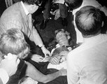 A körülötte állók megpróbálnak segíteni a meglőtt Robert Kennedyn (kép forrása: The Washington Post)