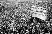 Sztrájkoló londoni rendőrök és börtönőrök tüntetése 1918-ban (kép forrása: socialistparty.org.uk)