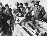 Bolíviai katonák Guevara holttestével a kivégzés másnapján (kép forrása: The Guardian)