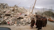 Katonák a földrengés epicentrumában lévő Szpitak városának romjai közt (kép forrása: BBC)