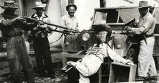 Guatemalai lázadók fegyvert fognak egy Jacobo Árbenz elnököt jelképező bábura az 1954-es államcsíny idején (kép forrása: Reddit)