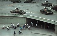 Harckocsik a pekingi Tienanmen térnél a diáktüntetések brutális szétverését követően, 1989. (kép forrása: thenation.com)