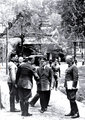 A Wolfschanze nevű főhadiszállásnál. Balról jobbra: Claus Schenk, Stauffenberg gróf, Karl Ješko, egy ismeretlen, Adolf Hitler és Wilhelm Keitel (1944. július 15.)