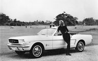 Tania Mallet a Ford Mustanggal (kép forrása: Vintage Everyday)