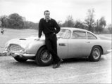 Sean Connery az Aston Martin DB5-össel (kép forrása: Vintage Everyday)