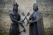 Nagy Lajos király és Vilmos püspök szobra Pécsett (kép forrása: pecsma.hu)