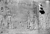 Kleopátrát és Kaiszariónt Ozirisz és Ízisz színe előtt ábrázoló faragvány Egyiptomban (kép forrása: brewminate.com)