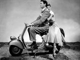 Gregory Peck és Audrey Hepburn az ikonikus járművön (kép forrása: Pinterest)