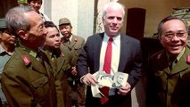 McCain egyik látogatása Vietnamban, 1992. (kép forrása: bbc.com / Getty Images)