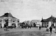 A Vurstli „főutcája” az 1910-es években: a járműforgalom elől oszlopokkal elzárt Mutatványosok utcája. Bejáratánál, balra, a ma is álló körhinta épület, mögötte a Feszty-körkép hatalmas pavilonja (képes levelezőlap, az Állatkert archívumából)