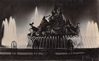 Az 1931-től ismét működő világító szökőkút esti pompájában (Karinger Budapest kiadása, 1930-as évek, magángyűjtemény)