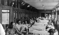 „Napozószoba” egy tuberkulózisszanatóriumban az Ohio állambeli Daytonban, valamikor 1910 és 1920 között. Habár a betegség hatékony kezelése csak fokozatosan alakult ki, az alaptalan hiedelmek hamar kikoptak a köztudatból a tudománynak köszönhetően. (kép forrása: medicalxpress.com / Library of Congress)