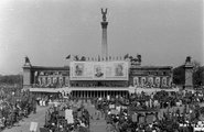 Bizarr látvány a kidekorált millenniumi emlékmű, Gábriel arkangyallal a kommunista politikusok óriásportréi fölött 1950. május 1-jén (Magyar Rendőr, 1950)