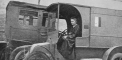 Marie Curie mobil röntgenvizsgálójában az első világháborúban (kép forrása: theconversation.com)
