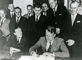 Ian Smith (j) aláírja a függetlenséget egyoldalúan kihirdető dokumentumot (UDI), 1965. november 11. (kép forrása: historytoday.com)