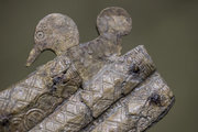 Tiszaug közelében talált, vízimadár-motívummal díszített tokos csontfésű (kép forrása: MTI / Ujvári Sándor)